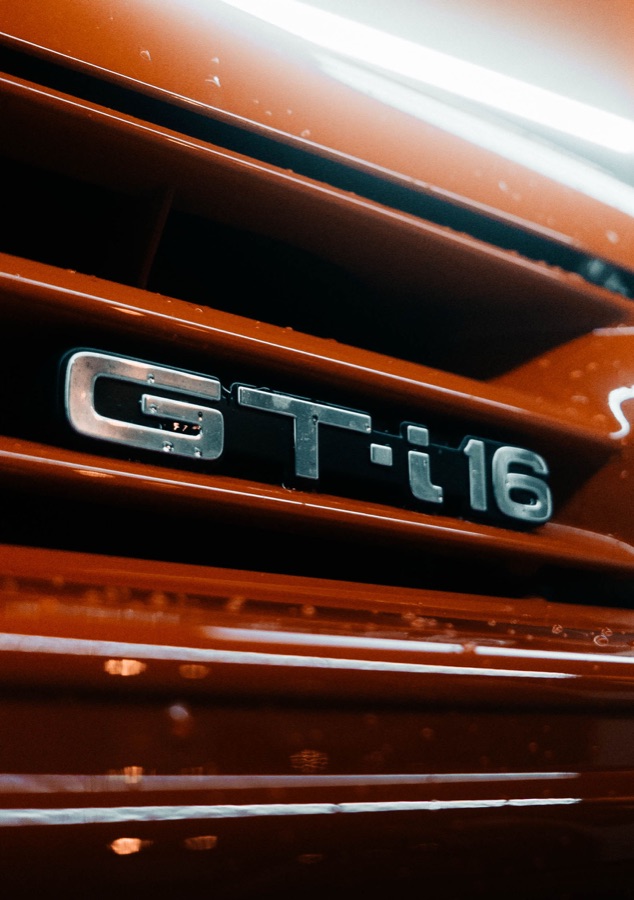 GT-i 16-embleem op de grille van een rode Toyota Corolla